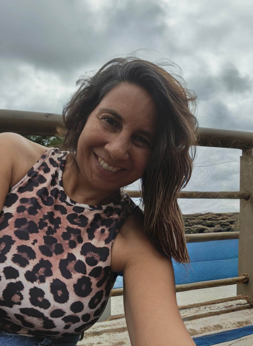 Retrato de Paula Correa, sonriendo al aire libre